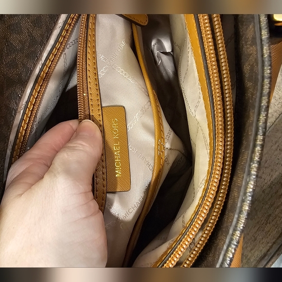 AWESOME MICHAEL KORS JET SET LOGO TOTE WITH POCKET - Picture 9 of 12